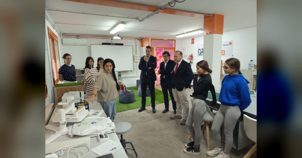 El director general de Digitalización visita el proyecto GarageLab del IESO Dulce Chacón de la Garrovilla