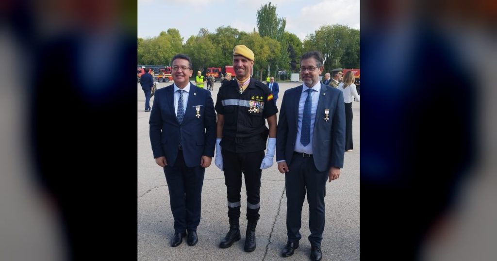 El Ministerio de Defensa concede la Cruz del Mérito Militar a dos responsables de emergencia de la Junta de Extremadura