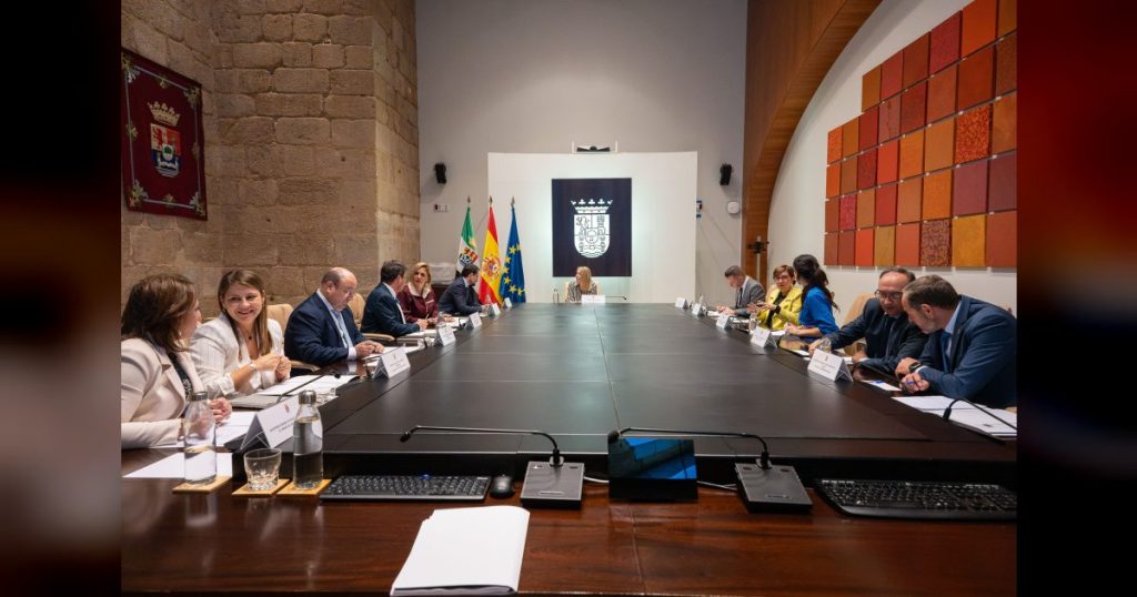 La Junta de Extremadura destina más de 7 millones de euros para reforzar los recursos sociales, el comercio de proximidad y la universidad pública