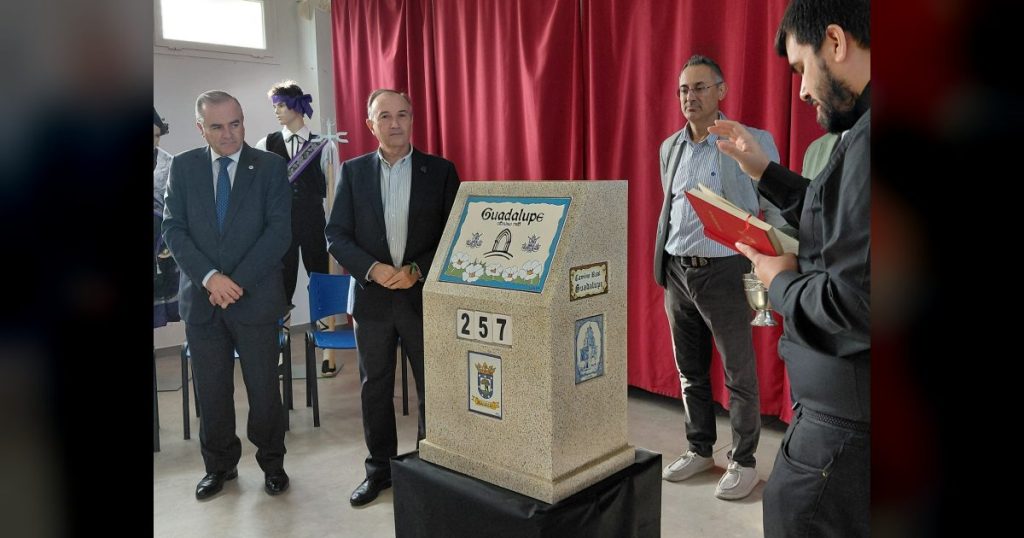 La Junta de Extremadura recibe un hito conmemorativo del Camino Real de Guadalupe