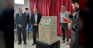 La Junta de Extremadura recibe un hito conmemorativo del Camino Real de Guadalupe