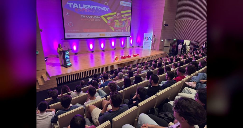 La secretaria general de Empleo explica los servicios de orientación, formación e intermediación del SEXPE en la Feria del Talento Joven