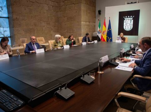 La Junta de Extremadura aprueba dos nuevos programas de colaboración municipal para servicios sociales y ayudas para el sector vitivinícola