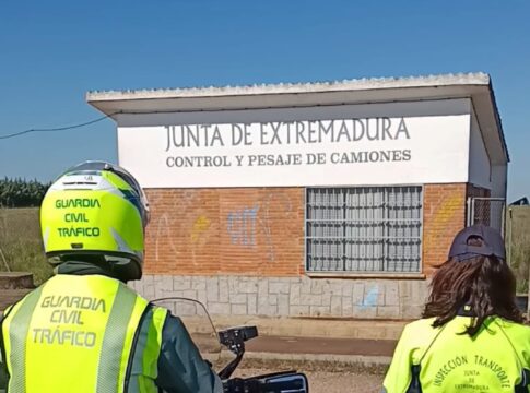 La Junta entrega a la Guardia Civil seis nuevas básculas móviles para el control de peso de vehículos en carretera