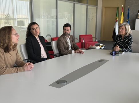 La consejera de Cultura recibe en Mérida a los integrantes de la Orchestre de Chambre de Toulouse