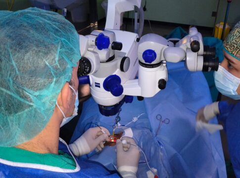 El Hospital Ciudad de Coria incorpora por primera vez cirugía avanzada de retina en su Servicio de Oftalmología