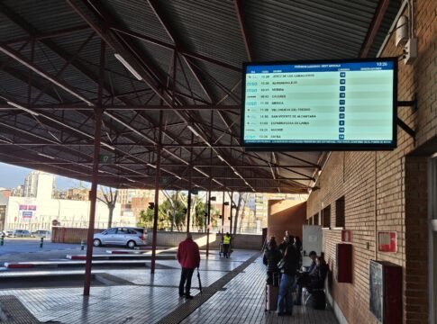 La Junta destina casi 3 millones de euros para avanzar en la digitalización del transporte público por carretera en Extremadura