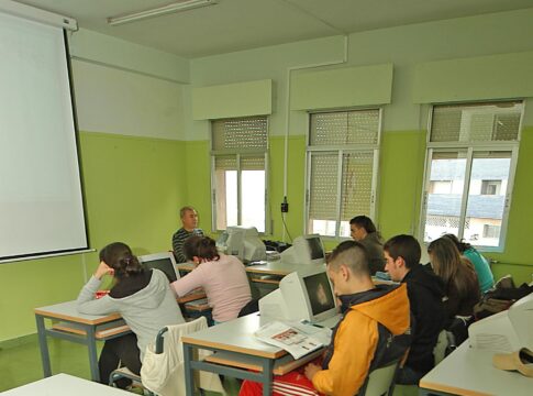 Educación dedica 80.000 euros a ayudas de transporte y comedor para el alumnado que participa en programas de éxito y de refuerzo educativo