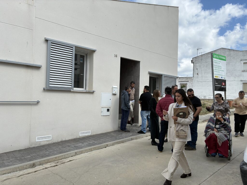 La Junta de Extremadura entrega las llaves de cuatro nuevas viviendas unifamiliares de promoción pública en alquiler en Portaje