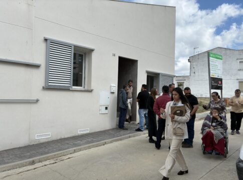 La Junta de Extremadura entrega las llaves de cuatro nuevas viviendas unifamiliares de promoción pública en alquiler en Portaje