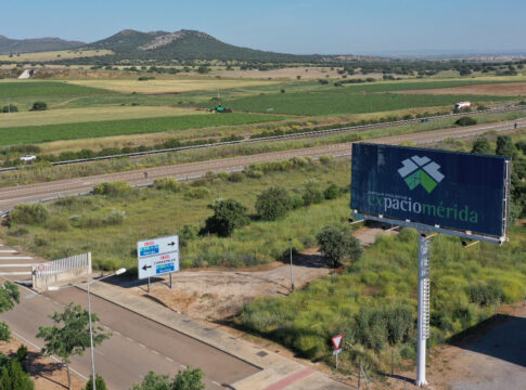 La Junta de Extremadura autoriza a Oeste Digital el uso de canalizaciones de telecomunicaciones en Expacio Mérida para reforzar la conectividad