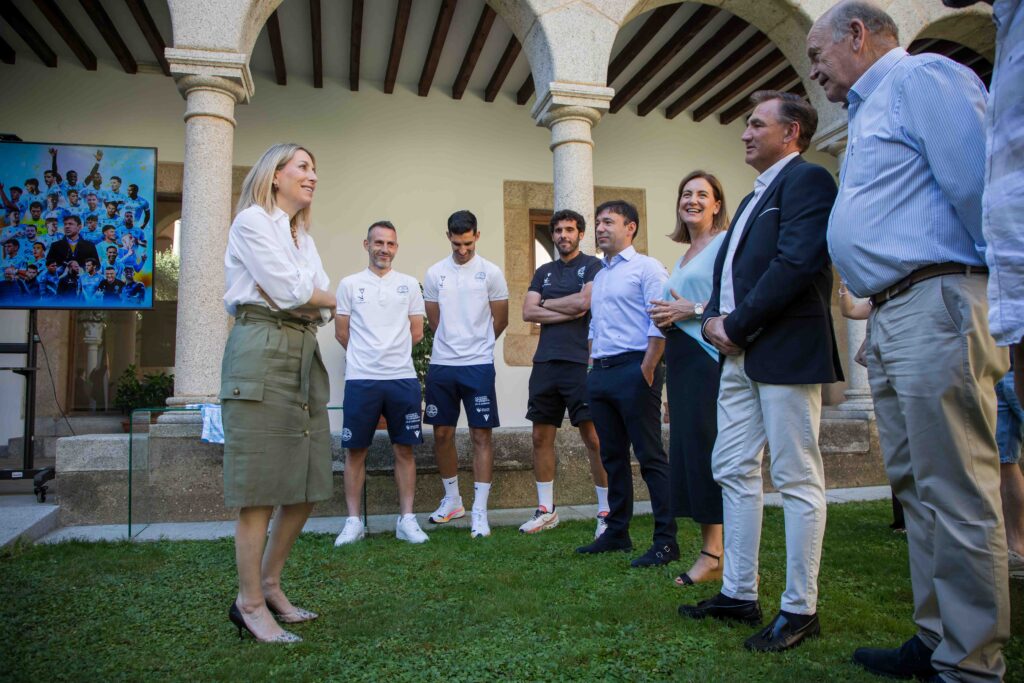 La presidenta María Guardiola recibe al CD Coria tras su ascenso a Primera Federación