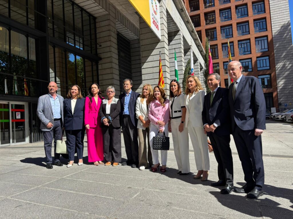 Todas las comunidades autónomas se unen frente la ministra de Sanidad que avanza en solitario en un Estatuto Marco sin apoyos