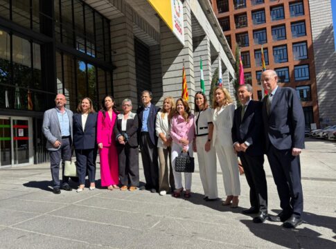 Todas las comunidades autónomas se unen frente la ministra de Sanidad que avanza en solitario en un Estatuto Marco sin apoyos