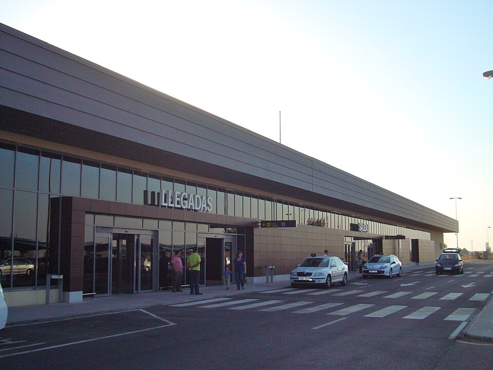 El Aeropuerto de Badajoz hace historia al superar los 10.000 pasajeros en un solo mes