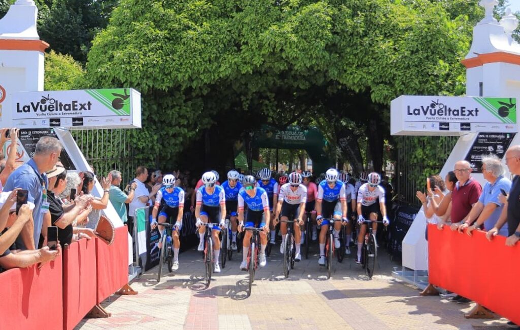 El director general de Deportes asiste en Azuaga a la salida oficial de la Vuelta Ciclista a Extremadura Élite y Sub-23 2026