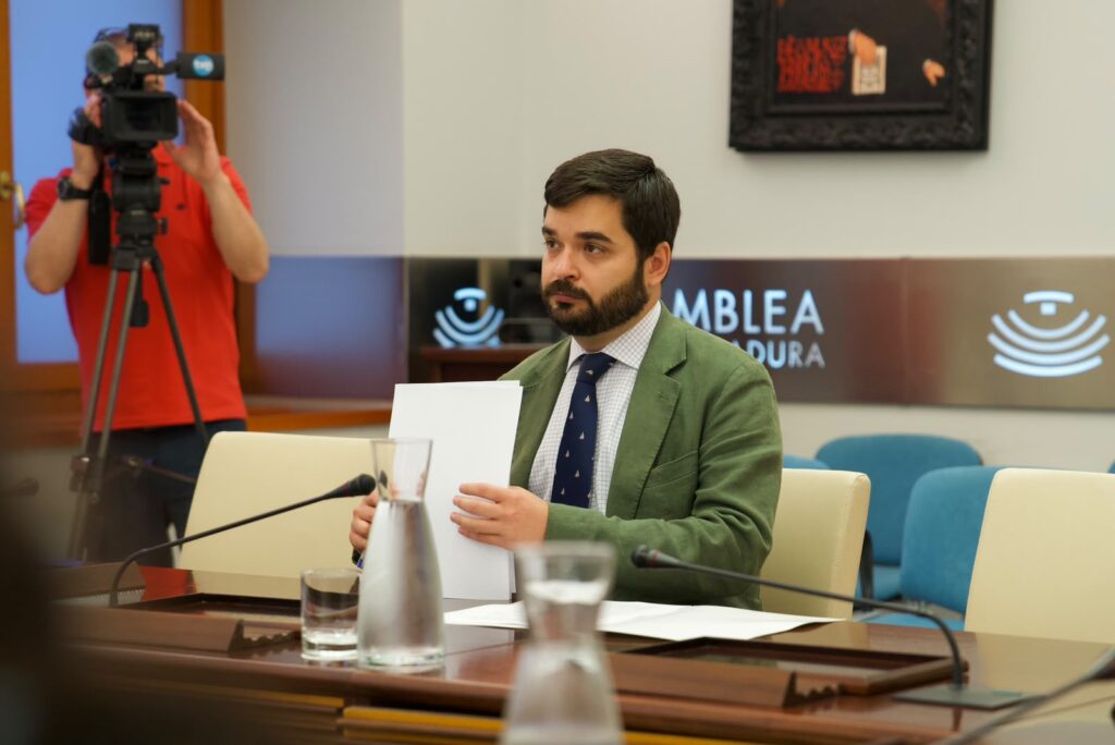 La Consejería de Desregulación, Servicios Sociales y Familia trabaja en una estrategia de simplificación administrativa para reducir trámites burocráticos en los servicios sociales