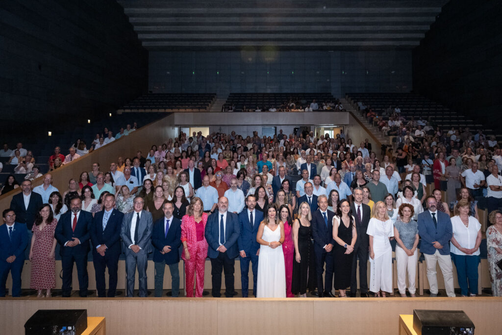 La Junta de Extremadura rinde homenaje a 594 profesionales jubilados y recuerda a los 15 trabajadores fallecidos del SES durante el último año
