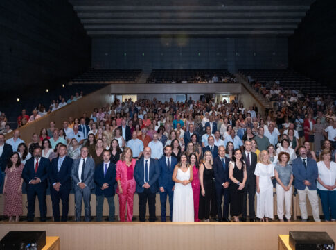 La Junta de Extremadura rinde homenaje a 594 profesionales jubilados y recuerda a los 15 trabajadores fallecidos del SES durante el último año