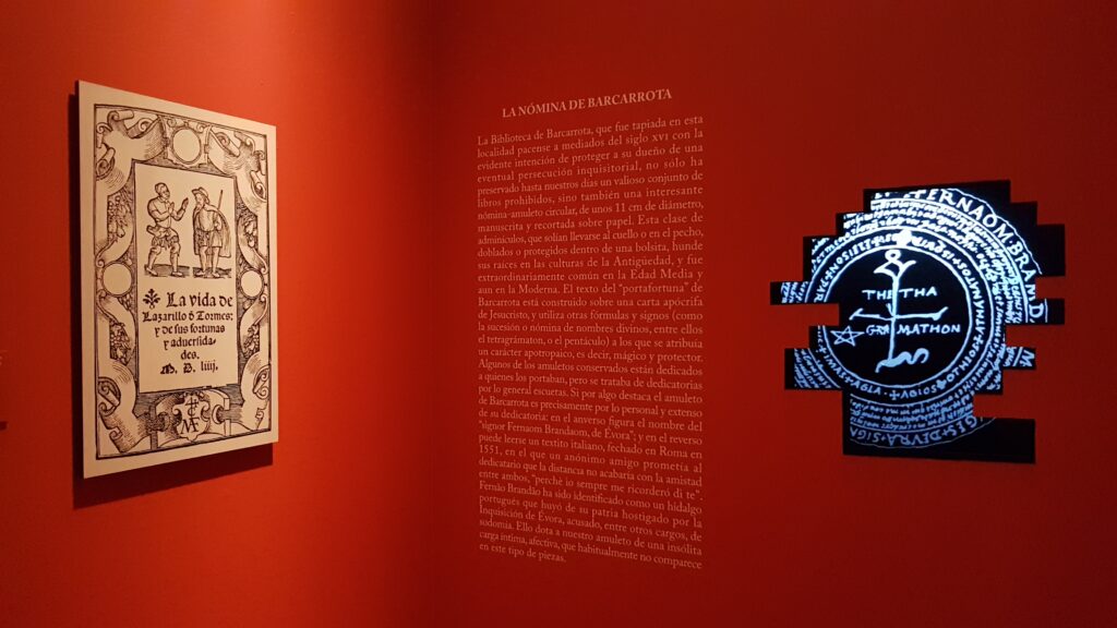 La Biblioteca Nacional de España exhibe una reproducción del amuleto de Fernão Brandão hallado en la biblioteca de Barcarrota