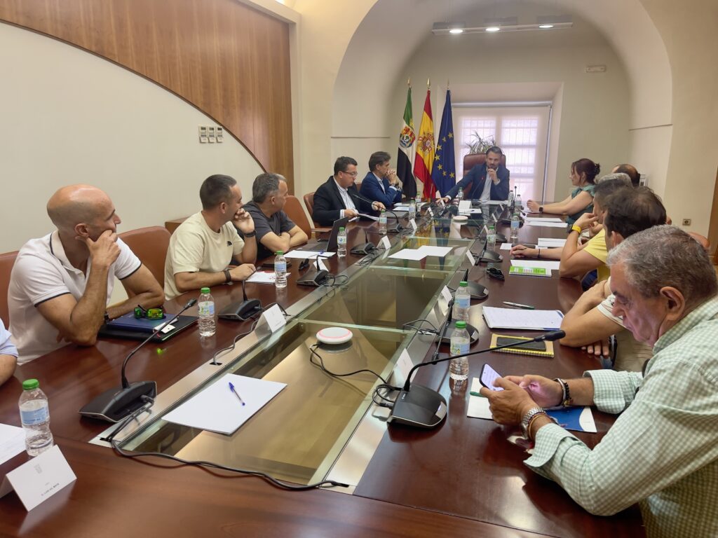 La Junta y los sindicatos del Infoex acuerdan avanzar en la negociación de mejoras para el colectivo