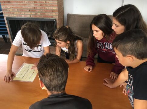 Los centros educativos extremeños ya pueden solicitar su incorporación al programa de convivencia escolar «Ayuda entre iguales»