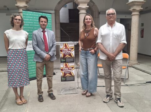El secretario general de Cultura ensalza la labor que lleva a cabo AUPEX con su programa de Cine de Verano que comienza este miércoles