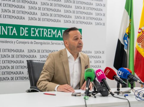 El vicepresidente Óscar Fernández Calle informa de que el 18% de los MENAS de Extremadura tienen familiares en otras regiones de España