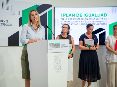 María Guardiola presenta el I Plan de Igualdad para la Administración de la Junta de Extremadura formado por 89 medidas