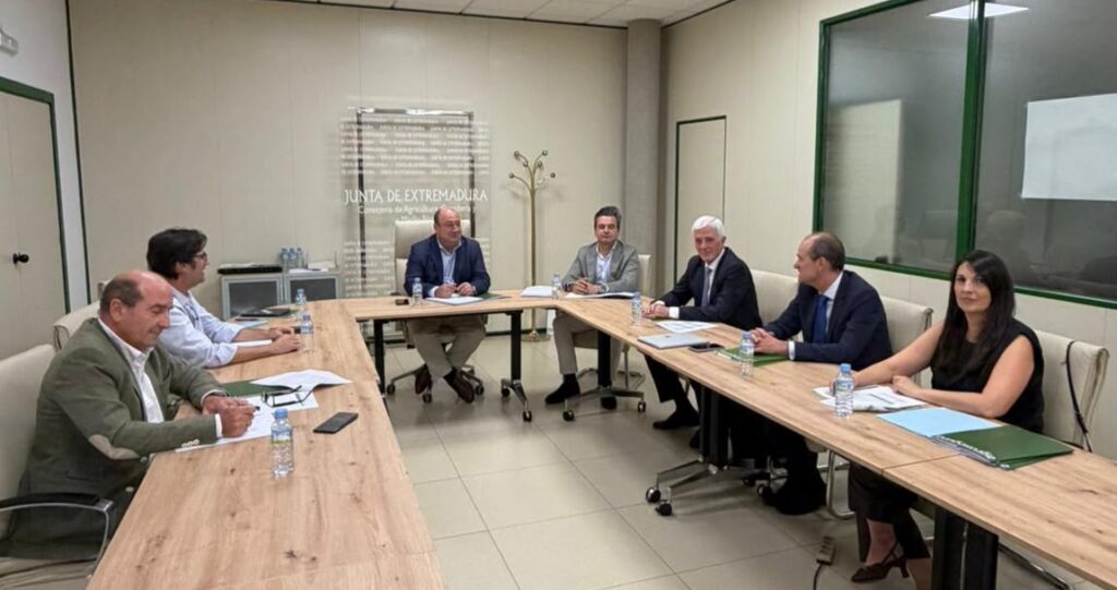 La Junta y Agroseguro consideran prioritario mejorar los seguros de la cereza para optimizar coberturas y adaptarlas a las necesidades del sector