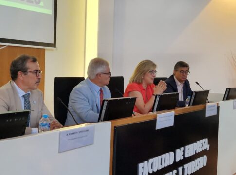Educación impulsa el emprendimiento universitario con su colaboración en el Campus Emprendedor de Verano de la UEx
