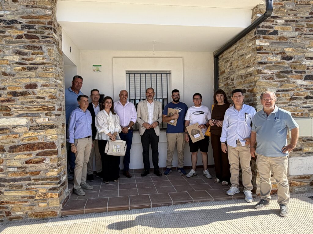 La Junta de Extremadura entrega las llaves de dos viviendas de promoción pública en Toril