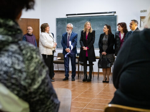 Guardiola visita un taller contra la violencia de género en el Centro Penitenciario de Cáceres con motivo del 25-N