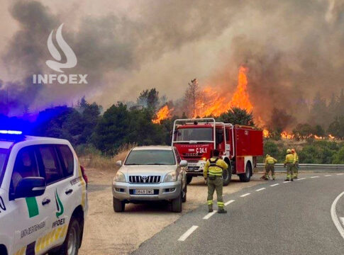 La Junta de Extremadura refuerza su ayuda a los incendios forestales en Ávila