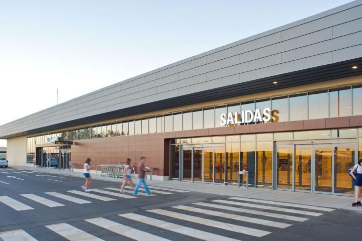 La Junta de Extremadura destina más de 14 millones de euros a garantizar las conexiones aéreas entre Badajoz, Madrid y Barcelona