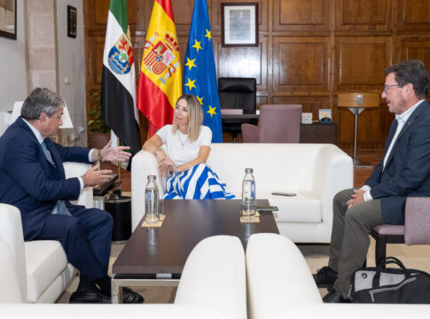 La Junta y la Cámara de Comercio de Cáceres refuerzan su colaboración para impulsar la formación digital y la transformación tecnológica de las empresas